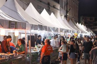 Feira gastronômica SouManaus com barracas e pessoas. Seleção para 2025.