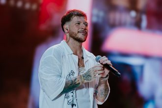 Ferrugem cantando em um show