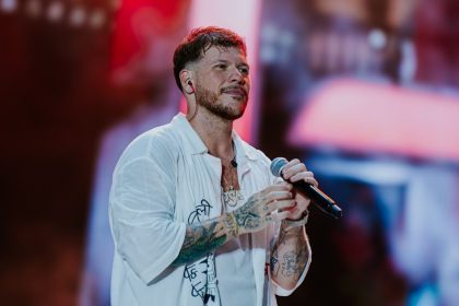 Ferrugem cantando em um show