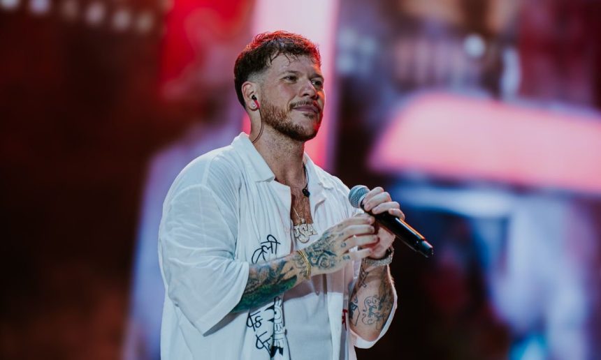 Ferrugem cantando em um show