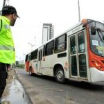 Fiscal de transporte público observa ônibus durante paralisação em Manaus.