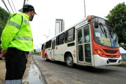 Fiscal de transporte público observa ônibus durante paralisação em Manaus.