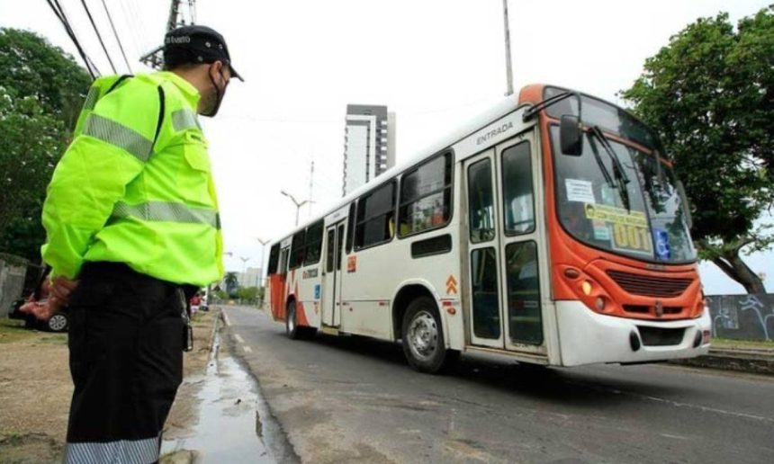 Fiscal de transporte público observa ônibus durante paralisação em Manaus.
