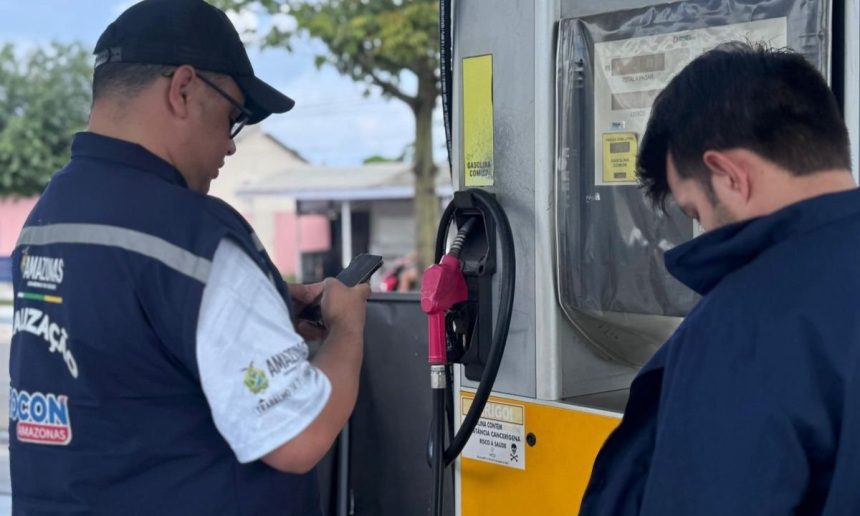 Fiscalização do Procon-AM em posto de combustível em Parintins.