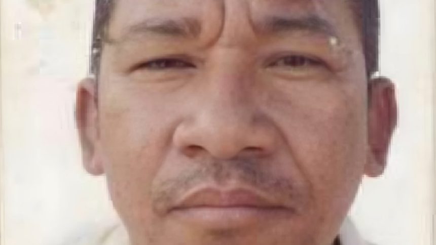 Foto de um homem com expressão séria, possivelmente um retrato.