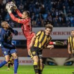 Goleiro do Amazonas FC defende a bola em jogo contra o Avaí.