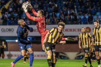Goleiro do Amazonas FC defende a bola em jogo contra o Avaí.