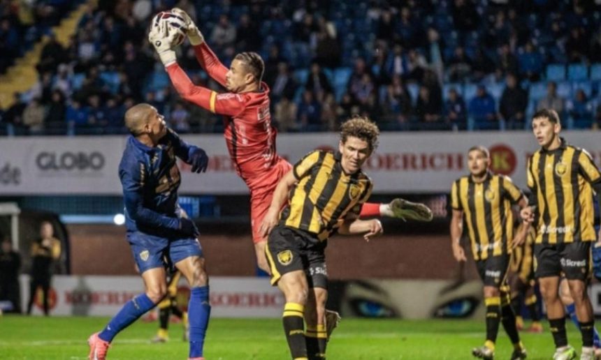 Goleiro do Amazonas FC defende a bola em jogo contra o Avaí.