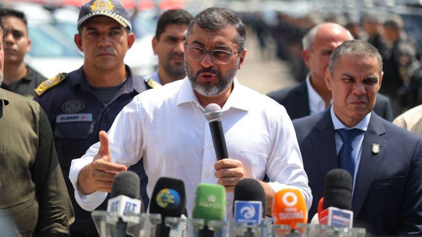 Governador discursa em entrega de viaturas, com oficiais e jornalistas presentes.