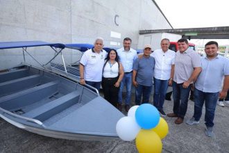 Governador Wilson Lima entrega equipamentos para pesca e anuncia linha de crédito.
