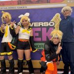 Grupo de cosplayers fantasiados de personagens de anime posando em evento Geek Norte 2025.