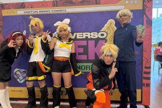 Grupo de cosplayers fantasiados de personagens de anime posando em evento Geek Norte 2025.