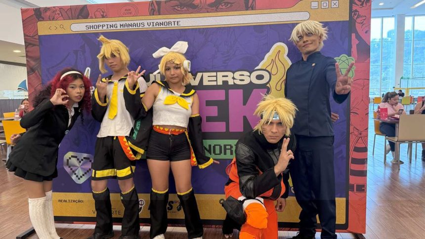 Grupo de cosplayers fantasiados de personagens de anime posando em evento Geek Norte 2025.