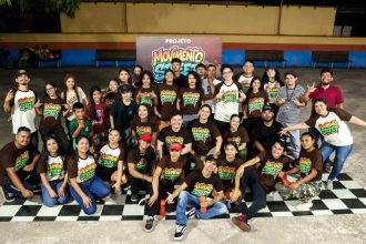 Grupo de dançarinos do projeto Movimento Street em Parintins