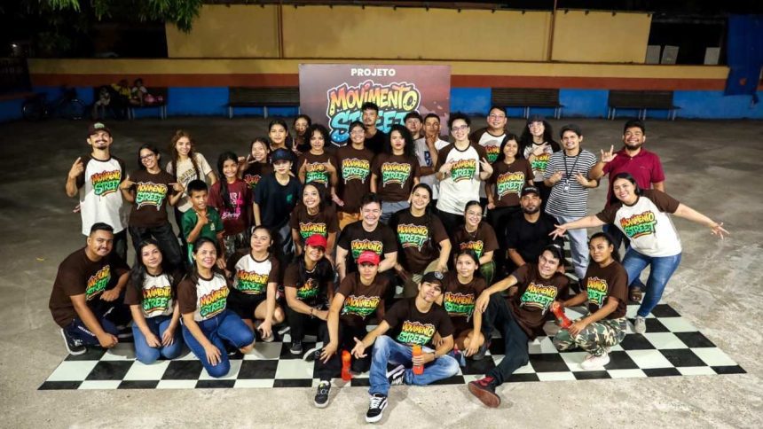 Grupo de dançarinos do projeto Movimento Street em Parintins