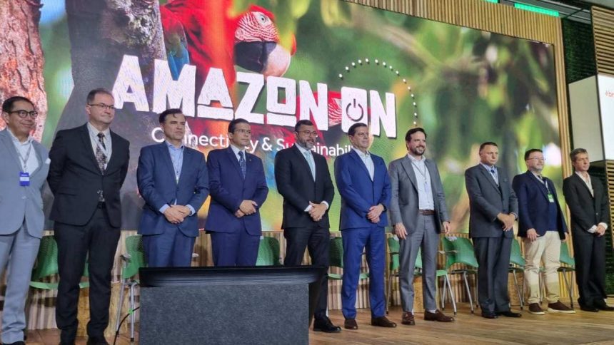 Grupo de homens em evento AMAZON ON, com banner e tema da Amazônia ao fundo.