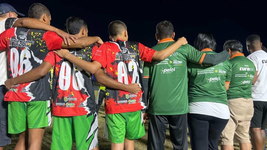 Grupo de pessoas com camisas de times de futebol abraçados, mostrando apoio e união. Taça das Favelas