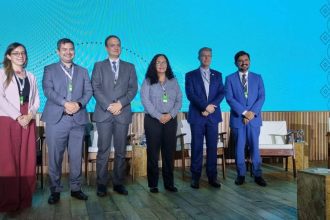 Grupo de pessoas em um evento sobre energia, possivelmente no Amazonas.