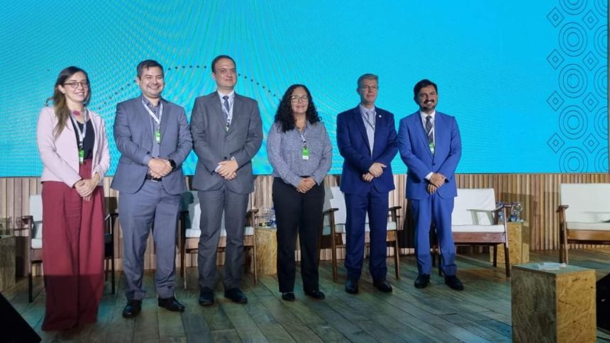 Grupo de pessoas em um evento sobre energia, possivelmente no Amazonas.