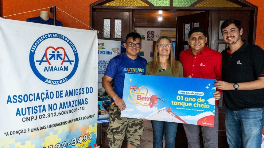 Grupo de pessoas segura vale combustível '01 ano de tanque cheio' da Atem, em apoio à Associação de Amigos do Autista.