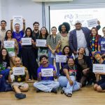 Grupo de pessoas segurando cartazes em evento sobre dança em Manaus.