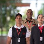 Grupo de segurança GR em uniforme, olhando para a câmera.