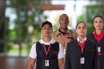 Grupo de segurança GR em uniforme, olhando para a câmera.