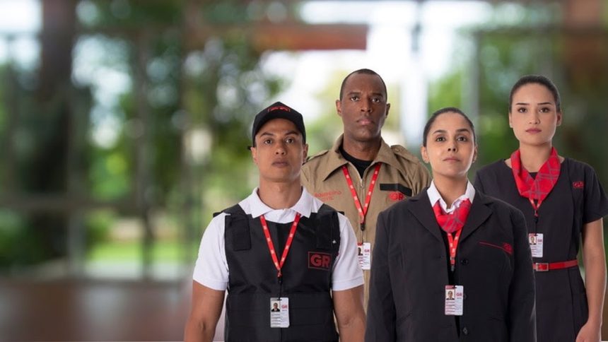 Grupo de segurança GR em uniforme, olhando para a câmera.