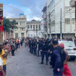 Guarda Municipal de Manaus usa spray de pimenta contra ambulantes em ação no Centro.