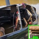 Helicóptero submerso em lago com pacotes em balança