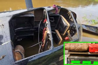 Helicóptero submerso em lago com pacotes em balança