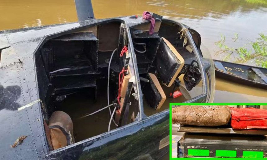 Helicóptero submerso em lago com pacotes em balança