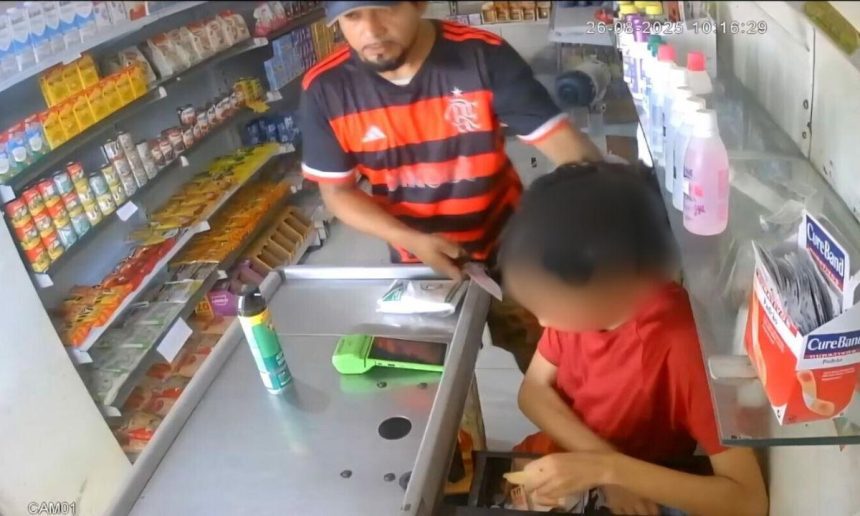 Homem armado com faca rende criança em comércio, registrado por câmera de segurança.