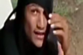 Homem com boné preto sendo procurado pela polícia.