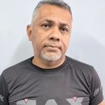 Homem de meia-idade conhecido como ‘dom juan’ com barba cinza e camiseta preta