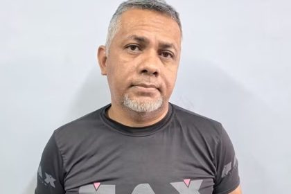 Homem de meia-idade conhecido como ‘dom juan’ com barba cinza e camiseta preta