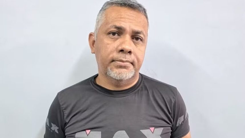 Homem de meia-idade conhecido como ‘dom juan’ com barba cinza e camiseta preta