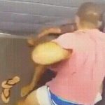 Homem em camisa rosa agrediu outra pessoa em espaço interno.