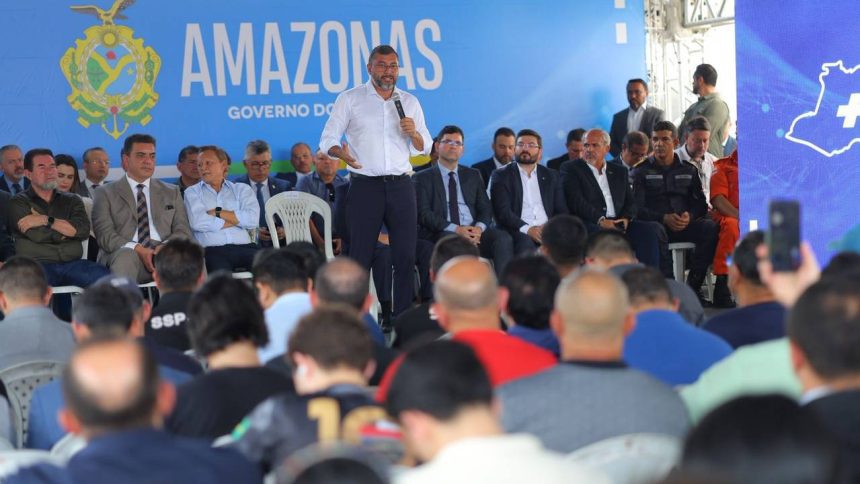 Wilson Lima fala ao microfone em evento do governo do Amazonas, com público e autoridades presentes.