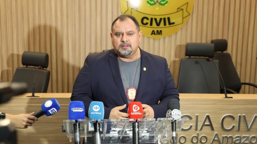 Homem fala em coletiva de imprensa sobre Operação Shamar com microfones à frente.