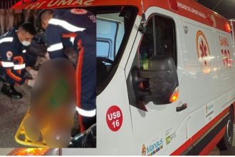 Homem ferido sendo socorrido por equipe de resgate SAMU em Manaus.