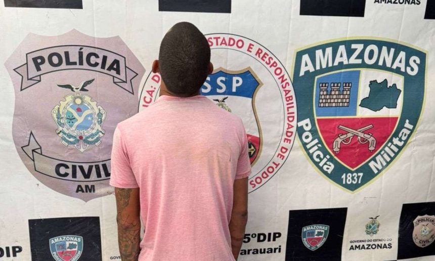 Homem preso em frente a distintivos da polícia.
