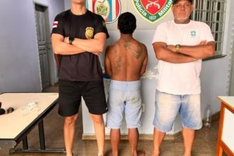 Homem preso em Juruá, Amazonas, suspeito de agressão à esposa, cercado por policiais.
