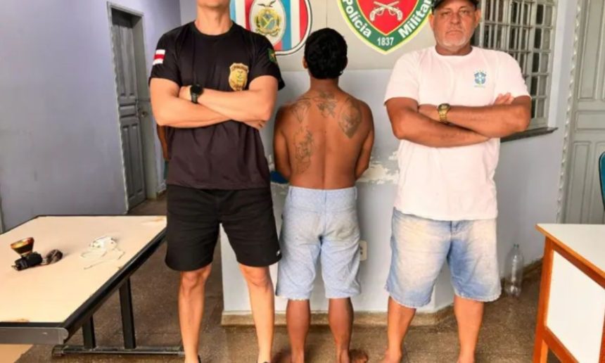 Homem preso em Juruá, Amazonas, suspeito de agressão à esposa, cercado por policiais.