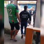 Homem preso sendo escoltado por policiais civis em Autazes, AM.