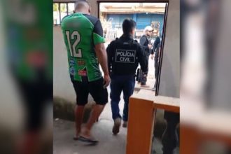 Homem preso sendo escoltado por policiais civis em Autazes, AM.