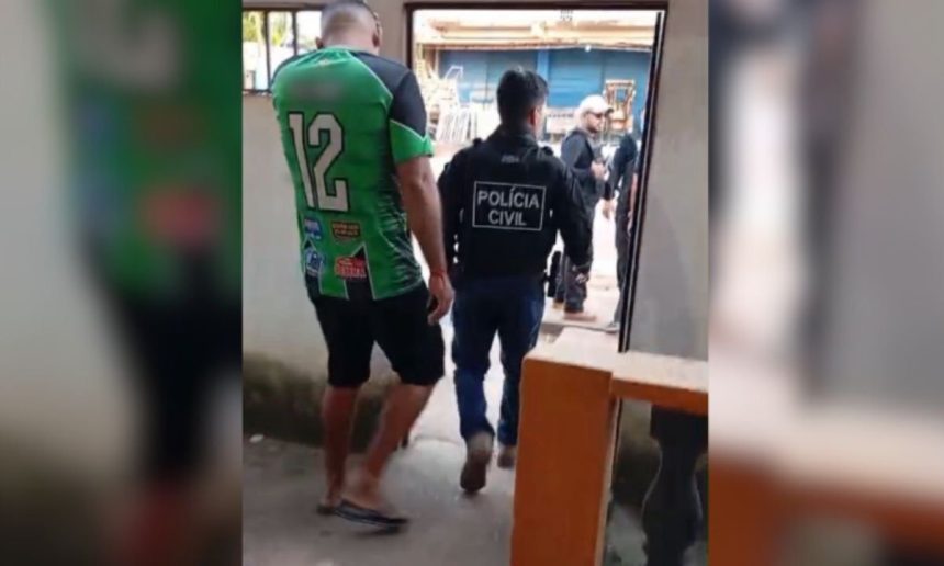 Homem preso sendo escoltado por policiais civis em Autazes, AM.