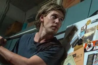 Homem segurando um taco de beisebol, possivelmente em um filme.