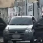 Homem sendo agredido por populares perto de um carro na Rua Magalhães Barata, bairro Crespo