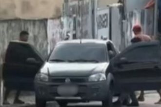 Homem sendo agredido por populares perto de um carro na Rua Magalhães Barata, bairro Crespo